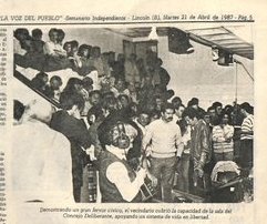 Participación masiva en la sala del Concejo Deliberante en contra del alzamiento carapintada. 21 de abril de 1987.