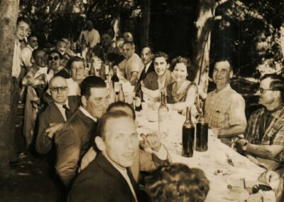 Vecinos de Verónica. Almuerzo de festejo por el triunfo de la Revolución Libertadora. 1955. colección MHPI.
