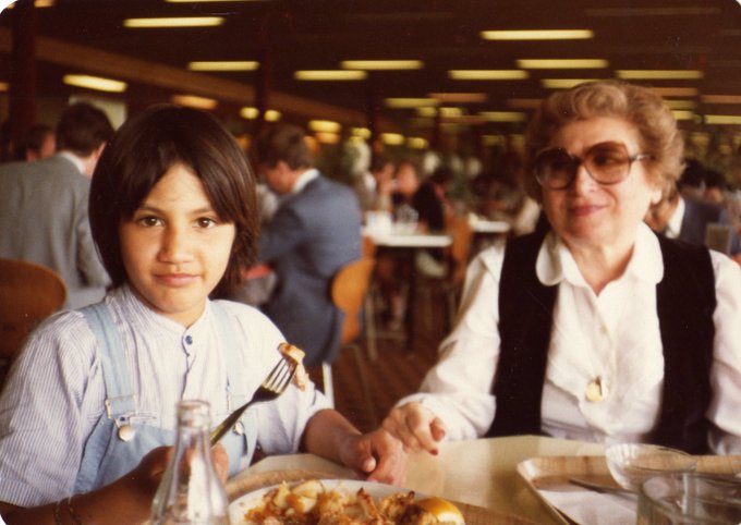 1983TamaraArze Año 1983. Recién restituida, la nieta Tamara Arze almuerza con Rosa Roisinblit, antes de volar a Perú