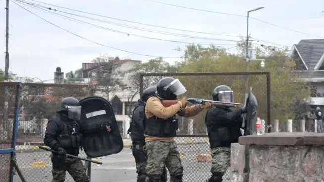 NO A LAS POLITICAS DE PERSECUCIÓN Y CRIMINALIZACIÓN DE LA PROTESTA Rechazo a la intromisión de la policía de Jujuy en la Universidad Nacional