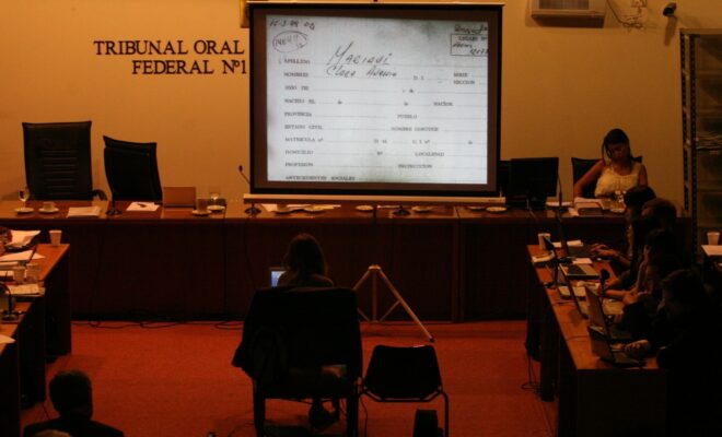 NI OLVIDO NI PERDÓN Una muestra que recorre 40 años de registros de juicios por delitos de lesa humanidad en Francia y Argentina